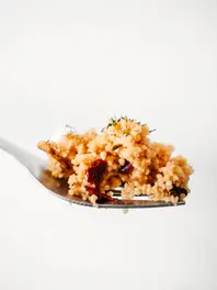 Indisch gewürzter Couscous, verfeinert mit aromatischen Gewürzen und Kräutern für ein herzhaftes Gericht.